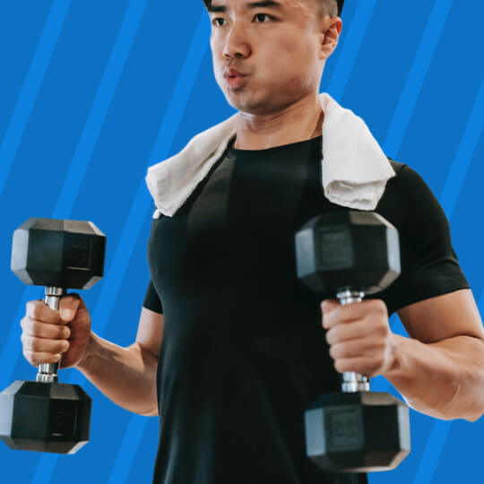 Guy working out with dumbbels in both hands