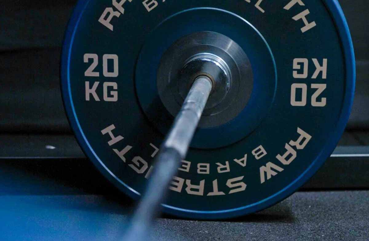 When lifting, does mixing bumper plates with metal plates prevent proper rotation